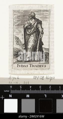 H. Judas Taddeüs, anonym, nach Johannes Wierix, 1609 Druck Landschaft mit dem Apostel Judas Taddeüs. Er hält ein Buch in der einen Hand, eine Fledermaus in der anderen. Nach Entwurf von: Antwerpen: Delfter Papiergravur / Buchdruck des Apostels Jude Thaddaeus; mögliche Attribute: Buch, Club, Halberd, Rolle Stockfoto