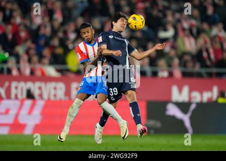 Girona, Spanien. Februar 2024. Savio (Girona FC) duelliert um den Ball gegen Aramburu (Real Sociedad) während des Fußballspiels La Liga zwischen Girona FC und Real Sociedad im Montilivi-Stadion am 3. Februar 2024 in Girona, Spanien. Foto: Siu Wu Credit: dpa/Alamy Live News Stockfoto