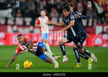 Girona, Spanien. Februar 2024. Savio (Girona FC) duelliert um den Ball gegen Aramburu (Real Sociedad) während des Fußballspiels La Liga zwischen Girona FC und Real Sociedad im Montilivi-Stadion am 3. Februar 2024 in Girona, Spanien. Foto: Siu Wu Credit: dpa/Alamy Live News Stockfoto