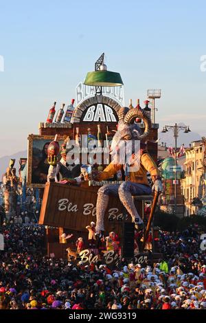 Viareggio, . Februar 2024. Viareggio, Italien VIAREGGIO KARNEVAL 2024 Eröffnung und Einweihung mit Marco Tardelli, Mirta Merlinino, Daniela Ballard Generalkonsul der Vereinigten Staaten in Florenz, Giorgio Del Ghingaro Bürgermeister von Viareggio, Dandy Fabrizio Longobardi, Eugenio Giani Präsident der Toskana, Massimo Bottura mit Aufführung und Parade von künstlerischen Wagen typisch für den Viareggio Karneval im Foto: Wagen des Viareggio Karnevals in Parade Credit: unabhängige Fotoagentur/Alamy Live News Stockfoto