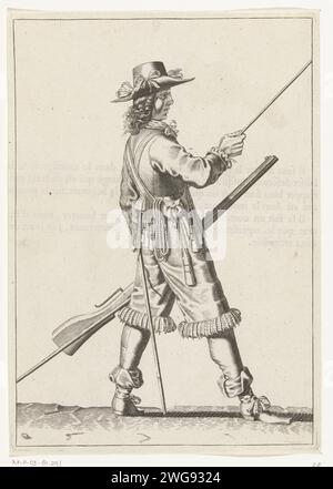 Soldat mit einer Muskete, die seine rechte Hand an das Ende seiner Schublade schiebt, CA. 1645, 1645 – 1647 Druck Ein Soldat rechts, der eine Muskete (eine bestimmte Art von Schusswaffe) mit der linken Hand am linken Oberschenkel hält und seine rechte Hand an das Ende seiner Naht bringt, die er an seiner rechten Seite gestützt hat. In seiner linken Hand neben der Muskete auch ein Docht, links eine Furmeric (Muskettengabel). Auf der Rückseite mit Text in französischer Sprache gedruckt. Kostenlose Kopie auf Platte 26 in der Anleitung für den Umgang mit der Muskete bei der Handhabung der Arme von J. de Gheyn. Kriegsait des Krieges um 1600. Süd-Niederlande Stockfoto