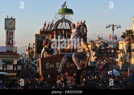 Viareggio, . Februar 2024. Viareggio, Italien VIAREGGIO KARNEVAL 2024 Eröffnung und Einweihung mit Marco Tardelli, Mirta Merlinino, Daniela Ballard Generalkonsul der Vereinigten Staaten in Florenz, Giorgio Del Ghingaro Bürgermeister von Viareggio, Dandy Fabrizio Longobardi, Eugenio Giani Präsident der Toskana, Massimo Bottura mit Aufführung und Parade von künstlerischen Wagen typisch für den Viareggio Karneval im Foto: Wagen des Viareggio Karnevals in Parade Credit: unabhängige Fotoagentur/Alamy Live News Stockfoto