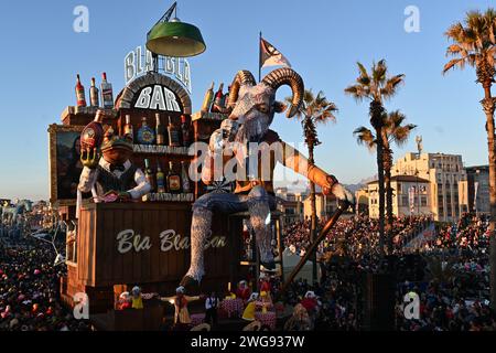 Viareggio, . Februar 2024. Viareggio, Italien VIAREGGIO KARNEVAL 2024 Eröffnung und Einweihung mit Marco Tardelli, Mirta Merlinino, Daniela Ballard Generalkonsul der Vereinigten Staaten in Florenz, Giorgio Del Ghingaro Bürgermeister von Viareggio, Dandy Fabrizio Longobardi, Eugenio Giani Präsident der Toskana, Massimo Bottura mit Aufführung und Parade von künstlerischen Wagen typisch für den Viareggio Karneval im Foto: Wagen des Viareggio Karnevals in Parade Credit: unabhängige Fotoagentur/Alamy Live News Stockfoto