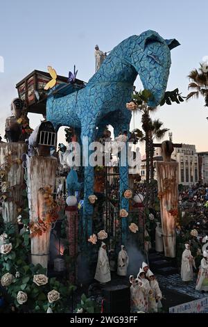 Viareggio, . Februar 2024. Viareggio, Italien VIAREGGIO KARNEVAL 2024 Eröffnung und Einweihung mit Marco Tardelli, Mirta Merlinino, Daniela Ballard Generalkonsul der Vereinigten Staaten in Florenz, Giorgio Del Ghingaro Bürgermeister von Viareggio, Dandy Fabrizio Longobardi, Eugenio Giani Präsident der Toskana, Massimo Bottura mit Aufführung und Parade von künstlerischen Wagen typisch für den Viareggio Karneval im Foto: Wagen des Viareggio Karnevals in Parade Credit: unabhängige Fotoagentur/Alamy Live News Stockfoto