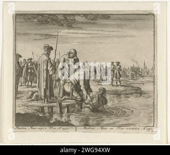 Mattheus Mair in Wier ertrunken, 1592, 1683 – 1685 Print The Baptist Mattheus Mair in Wier ertrunken, 1592. Ein Henker senkt den gefesselten Gefangenen von einem Gerüst ins Wasser. Auf dem Steg ein Richter und ein Mönch. Nordholländische Papierätzung Ausführung von Ketzern, z. B. durch Verbrennen auf dem Scheiterhaufen, „Auto-da-fé“ WAHR Stockfoto