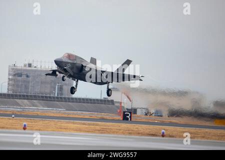 Ein Flugzeug des US Marine Corps F-35B Lightning II mit Marine Fighter Attack Squadron 242 startet am 1. Februar 2024 von der Marine Corps Air Station Iwakuni, Japan. Marines mit der Marine Aircraft Group 12 führen routinemäßig Flugoperationen im gesamten Indo-Pazifik durch, um ein hohes Maß an Kampfkompetenz zu erhalten. (Foto des U.S. Marine Corps von CPL. Tyler Harmon) Stockfoto