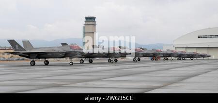 Die F-35B Lightning II-Flugzeuge des U.S. Marine Corps mit der Marine Fighter Attack Squadron (VMFA) 121 und der VMFA 242 werden vor dem Start von der Marine Corps Air Station (MCAS) Iwakuni, Japan, am 1. Februar 2024 auf der Fluglinie ausgetragen. Marines mit der Marine Aircraft Group 12 führen routinemäßig Flugoperationen im gesamten Indo-Pazifik durch, um ein hohes Maß an Kampfkompetenz zu erhalten. (Foto des U.S. Marine Corps von CPL. Tyler Harmon) Stockfoto