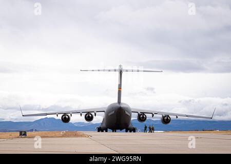 Ein C-17 Globemaster III Flugzeug der US Air Force, das dem 97th Air Mobility Wing zugewiesen wurde, setzt am 23. Januar 2024 während des Wintertrainings im Advanced Tactics Training Center auf die Fluglinie in Fort Huachuca, Arizona, ein. Wintertraining ist eine Pause vom regulären Kursplan, bei dem die AATTC-Schulungsleiter die Schulungsszenarien für das kommende Jahr anpassen und mit Hilfe von Gasteinheiten durchführen, um ihre Fähigkeiten auf dem neuesten Stand zu halten. Seit 1983 bietet die AATTC fortgeschrittene taktische Ausbildung für Mobilitätsflugzeuge der Air National Guard, Air Force Reserve Command, Air Mobility Command, Ai Stockfoto