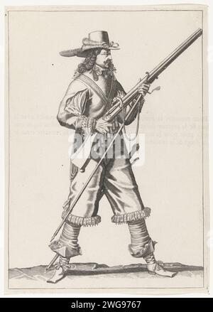 Soldat, der seinen Furket unter seine Muskete legt, CA. 1645, 1645 - 1647 drucken Ein Soldat rechts, rechts, der eine Muskete (eine bestimmte Art Schusswaffe) mit der rechten Hand nach oben geneigt hält, während er eine Furkete (Muskettengabel) unter die Schlaufe legt, ca. 1645. Auf der Rückseite mit Text im Text Französisch gedruckt. Frei auf Platte 11 in der Anleitung für die Handhabung der Muskete in den Armen von J. de Gheyn. Kriegsait des Krieges um 1600. Südliche Niederlande Papiergravur Umgang mit Waffen  militärische Ausbildung. Waffen Stockfoto