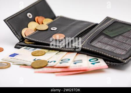 Münzen und kleine Scheine in Ihrer Geldbörse durch Subventionen helfen bei der Miete und den Haushaltskosten Stockfoto