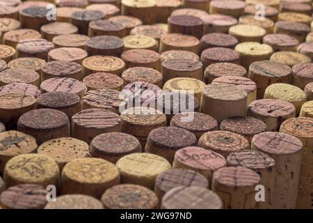 Detail der Korken aus gebrauchten Weinflaschen vom vertikalen bis zum horizontalen Schuss Stockfoto