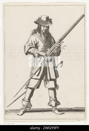 Soldat, der die Pfanne seiner Muskete schließt, CA. 1645, 1645 – 1647 drucken Ein Soldat, nach rechts, der mit seiner rechten Hand die Pfanne (das Pulverreservoir) seiner Muskete (eine bestimmte Art von Schusswaffe) schließt. In seiner linken Hand, neben der Muskete, auch eine Furke (Muskettengabel) und ein brennender Docht, ca. 1645. Auf der Rückseite gedruckt mit französischem Text. Frei auf Platte 18 in der Anleitung für den Umgang mit der Muskete bei der Waffenhandhabung von J. de Gheyn. Kriegsait des Krieges um 1600. Südliche Niederlande Papiergravur Umgang mit Waffen  militärische Ausbildung. Waffen Stockfoto