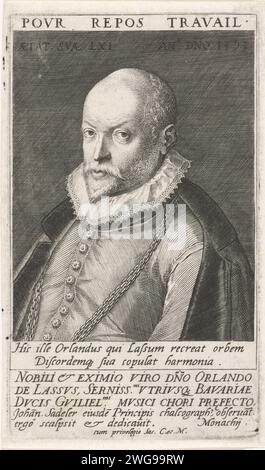 Portret Van Orlando di Lasso, Johann Sadeler (I), 1593 Druck Portrait des Komponisten Orlando di Lasso im Alter von 61 Jahren. Di Lasso war Chordirigent am Hof von Willem van Bayern. Büste nach links. Breite Kette um seinen Hals. Zuordnung zu Lassus in 6 Zeilen unter dem Porträt. Upwriting: Pour Repor Travail. Oben links sind Alter: Aetat. Suae lxi. Münchner Papierstich-Porträt des Komponisten. Nackenbekleidung  Kleidung (mit NAME) (+ Herrenbekleidung). Halskette (+ Herrenkleidung) Stockfoto