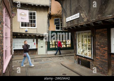 YORK, Großbritannien - 16. April 2023. The Shambles, eine berühmte, schmale mittelalterliche Straße in der historischen Stadt York, Großbritannien Stockfoto