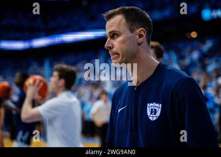 Chapel Hill, NC, USA. Februar 2024. Duke Blue Devils Head Coach Jon Scheyer geht zum ACC Basketball Matchup gegen die North Carolina Tar Heels im Dean Smith Center in Chapel Hill, NC. (Scott Kinser/CSM). Quelle: csm/Alamy Live News Stockfoto