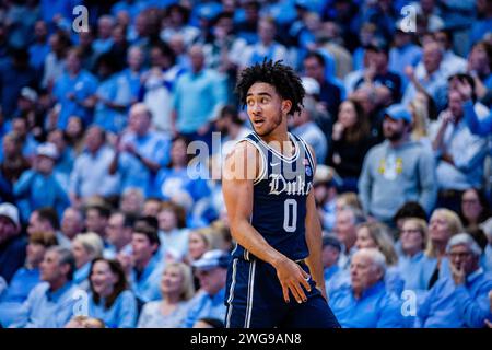 Chapel Hill, NC, USA. Februar 2024. Duke Blue Devils schützen Jared McCain (0) während der ersten Halbzeit gegen die North Carolina Tar Heels im ACC Basketball Matchup im Dean Smith Center in Chapel Hill, NC. (Scott Kinser/CSM). Quelle: csm/Alamy Live News Stockfoto