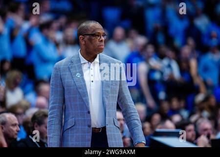 Chapel Hill, NC, USA. Februar 2024. North Carolina Tar Heels Head Coach Hubert Davis während der ersten Halbzeit gegen die Duke Blue Devils im ACC Basketball Matchup im Dean Smith Center in Chapel Hill, NC. (Scott Kinser/CSM). Quelle: csm/Alamy Live News Stockfoto