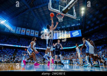 Chapel Hill, NC, USA. Februar 2024. Duke Blue Devils Wächter Jared McCain (0) schießt gegen die North Carolina Tar Heels im ACC Basketball Matchup im Dean Smith Center in Chapel Hill, NC. (Scott Kinser/CSM). Quelle: csm/Alamy Live News Stockfoto