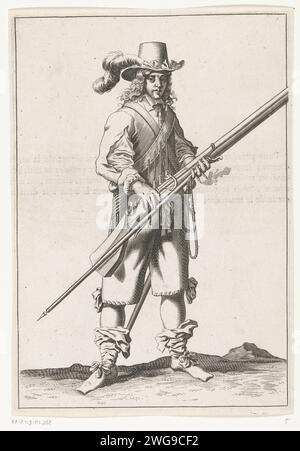 Soldat, der Kruit von seiner Muskete schüttelt, CA. 1645, 1645 – 1647 drucken Ein Soldat, ganz rechts, der mit beiden Händen eine Muskete (eine bestimmte Art Schusswaffe) schüttelt, um sie möglicherweise unter der Pfanne (dem Pulverreservoir) loszuwerden. In seiner linken Hand, neben dem Verlauf der Muskete, auch eine Furke (Muskettengabel) und ein brennender Docht, ca. 1645. Auf der Rückseite gedruckt mit französischem Text. Frei auf Platte 19 in der Anleitung für den Umgang mit der Muskete bei der Waffenhandhabung von J. de Gheyn. Kriegsait des Krieges um 1600. Südliche Niederlande Papiergravur Umgang mit Waffen  militärische Ausbildung. Waffen Stockfoto