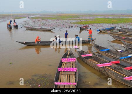 Sylhet, Bangladesch. Februar 2024. Besucher genießen eine Bootsfahrt am nebeligen Wintermorgen am Jaintapur upazila Dibir Haor in Sylhet, Bangladesch. Dibir Haor ist für Reisende als das Königreich Shapla (Rote Seerose) bekannt. In diesem Haor, der am Ufer der Hügel von Meghalaya liegt, blühten in der Wintersaison viele rote Seerosen (Shapla). Am 3. Februar 2024 Sylhet, Bangladesch (Foto: MD Rafayat Haque Khan/Eyepix Group/SIPA USA) Credit: SIPA USA/Alamy Live News Stockfoto