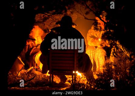 Die Silhouette des Lagerfeuers, Grizzly Mountain Long Rifles Horse Ridge Rendezvous, Deschutes County, Oregon Stockfoto