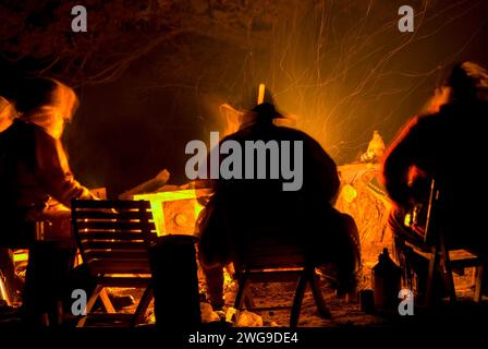 Die Silhouette des Lagerfeuers, Grizzly Mountain Long Rifles Horse Ridge Rendezvous, Deschutes County, Oregon Stockfoto