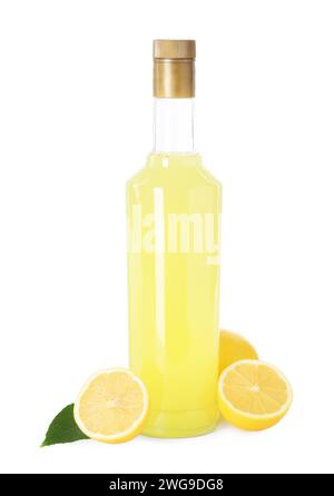 Flasche leckerer Limoncello-Likör, Zitronen und grünes Blatt isoliert auf weiß Stockfoto