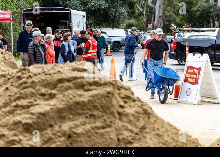 Santa Barbara, USA. Februar 2024. Die Santa Barbara Bucket Brigade hilft den Einwohnern, Sandsäcke im Manning Park in Santa Barbara, CA, am 3. Februar 2024 zu füllen, bevor ein großer Wintersturm Santa Barbara und die kalifornische Central Coast trifft. (Foto: Rod Rolle/SIPA USA) Credit: SIPA USA/Alamy Live News Stockfoto