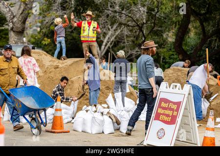 Santa Barbara, USA. Februar 2024. Die Santa Barbara Bucket Brigade hilft den Einwohnern, Sandsäcke im Manning Park in Santa Barbara, CA, am 3. Februar 2024 zu füllen, bevor ein großer Wintersturm Santa Barbara und die kalifornische Central Coast trifft. (Foto: Rod Rolle/SIPA USA) Credit: SIPA USA/Alamy Live News Stockfoto