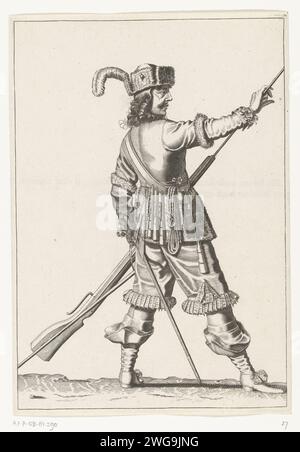 Soldat, der Kruit und Bullet mit Schublade und Kugel im Verlauf seiner Muskete schiebt, CA. 1645, 1645 – 1647 drucken Ein Soldat rechts, rechts, der eine Muskete (eine bestimmte Art Schusswaffe) hält, mit der linken Hand am linken Oberschenkel und mit der rechten Hand seine Ladung bringt, um auf eine Waffe und eine Kugel zu drücken. In seiner linken Hand, neben der Muskete, auch eine Furke (Muskettengabel) und ein Docht. Auf der Rückseite mit Text in französischer Sprache gedruckt. Kostenlose Kopie auf Platte 27 in der Anleitung für den Umgang mit der Muskete bei der Waffenhandhabung von J. de Gheyn. Kriegsait des Krieges um 1600. Southern Netherlands Paper en Stockfoto