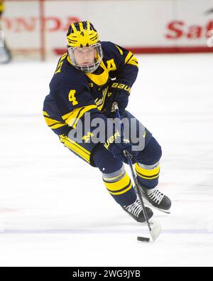 Columbus, Ohio, USA. Februar 2024. Michigan Wolverines Stürmer Gavin Brindley (4) skatet mit dem Puck gegen die Ohio State Buckeyes in ihrem Spiel in Columbus, Ohio. Brent Clark/Cal Sport Media/Alamy Live News Stockfoto