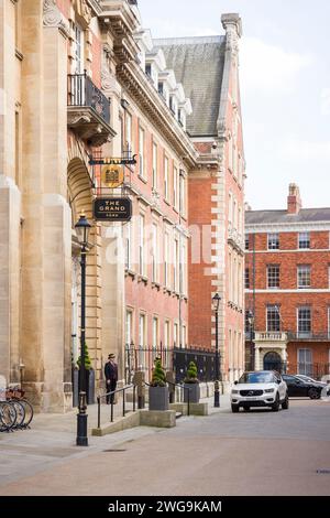 YORK, Großbritannien - 17. April 2023. Portier vor dem Eingang zum Grand Hotel, York, Großbritannien Stockfoto