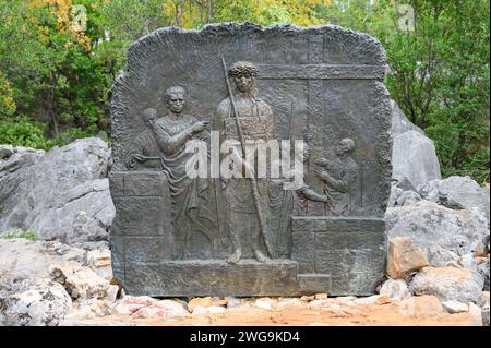 Das Tragen des Kreuzes – Viertes trauriges Geheimnis des Rosenkranzes. Eine Reliefskulptur auf dem Berg Podbrdo (der Hügel der Erscheinungen) in Medjugorje. Stockfoto