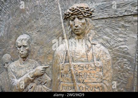 Das Tragen des Kreuzes – Viertes trauriges Geheimnis des Rosenkranzes. Eine Reliefskulptur auf dem Berg Podbrdo (der Hügel der Erscheinungen) in Medjugorje. Stockfoto