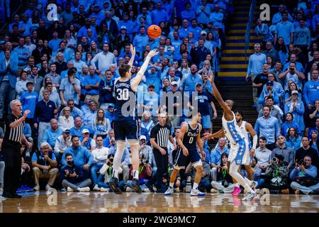 Chapel Hill, NC, USA. Februar 2024. Duke Blue Devils Center Kyle Filipowski (30) versucht im ACC Basketball Matchup im Dean Smith Center in Chapel Hill, NC, eine Dreierrunde gegen die North Carolina Tar Heels. (Scott Kinser/CSM). Quelle: csm/Alamy Live News Stockfoto