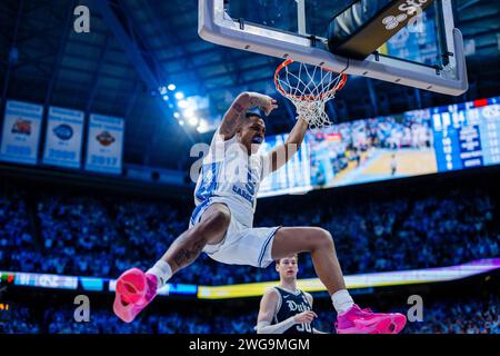 Chapel Hill, NC, USA. Februar 2024. North Carolina Tar holt Armando Bacot (5) im ACC Basketballspiel im Dean Smith Center in Chapel Hill, NC, gegen die Duke Blue Devils ab. (Scott Kinser/CSM). Quelle: csm/Alamy Live News Stockfoto