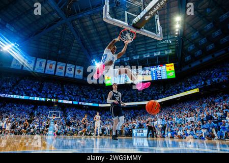 Chapel Hill, NC, USA. Februar 2024. North Carolina Tar holt Armando Bacot (5) im ACC Basketballspiel im Dean Smith Center in Chapel Hill, NC, gegen die Duke Blue Devils ab. (Scott Kinser/CSM). Quelle: csm/Alamy Live News Stockfoto