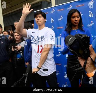 Los Angeles, Usa. Februar 2024. Shohei Ohtani winkt den Fans bei einer Dodgerfest-Pressekonferenz im Dodger Stadium in Los Angeles am Samstag, den 3. Februar 2024. Foto: Jim Ruymen/UPI Credit: UPI/Alamy Live News Stockfoto