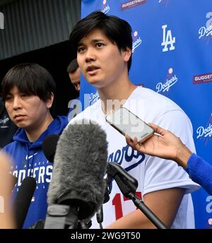 Los Angeles, Usa. Februar 2024. Shohei Ohtani spricht am Samstag, den 3. Februar 2024, mit einer Gruppe von Reportern während einer Dodgerfest-Pressekonferenz im Dodger Stadium in Los Angeles. Foto: Jim Ruymen/UPI Credit: UPI/Alamy Live News Stockfoto