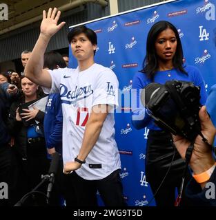 Los Angeles, Usa. Februar 2024. Shohei Ohtani winkt den Fans bei einer Dodgerfest-Pressekonferenz im Dodger Stadium in Los Angeles am Samstag, den 3. Februar 2024. Foto: Jim Ruymen/UPI Credit: UPI/Alamy Live News Stockfoto