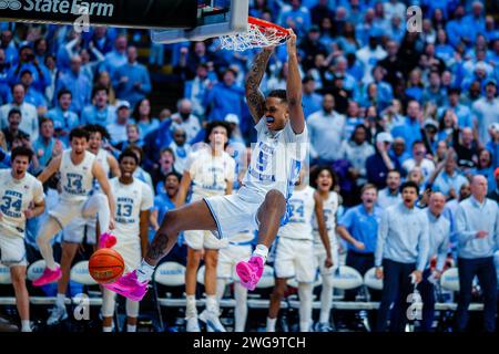 Chapel Hill, NC, USA. Februar 2024. North Carolina Tar holt Armando Bacot (5) im ACC Basketballspiel im Dean Smith Center in Chapel Hill, NC, gegen die Duke Blue Devils ab. (Scott Kinser/CSM). Quelle: csm/Alamy Live News Stockfoto