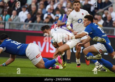 Rom, Italien. Februar 2024. Alex Mitchell Scrum, halb der englischen Mannschaft, kämpfte um den Ball während des ersten Spiels von Guinness Six Nations 2024 zwischen Italien und England im Olympiastadion von Rom. England gewinnt 27:24. (Foto: Pasquale Gargano/Pacific Press) Credit: Pacific Press Media Production Corp./Alamy Live News Stockfoto