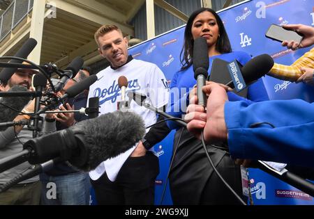 Los Angeles, Usa. Februar 2024. Freddie Freeman spricht am Samstag, den 3. Februar 2024, mit einer Gruppe von Reportern während einer Dodgerfest-Pressekonferenz im Dodger Stadium in Los Angeles. Foto: Jim Ruymen/UPI Credit: UPI/Alamy Live News Stockfoto