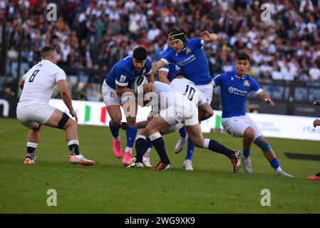 Rom, Latium, Italien. Februar 2024. ROM, ITALIEN 2024.02.03: Tommaso Monacello Zentrum der italienischen Mannschaft, mit Ball im Olympiastadion von Rom, während des ersten Spiels der Guinness Six Nations 2024, zwischen Italien und England. Am Ende des Spiels gewann England das Spiel mit 27:24. (Kreditbild: © Pasquale Gargano/Pacific Press via ZUMA Press Wire) NUR REDAKTIONELLE VERWENDUNG! Nicht für kommerzielle ZWECKE! Quelle: ZUMA Press, Inc./Alamy Live News Stockfoto