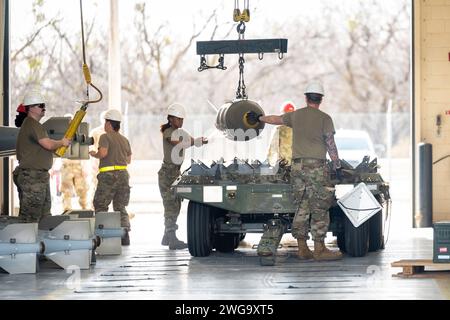 Abilene, Usa. Januar 31, 2024. Flieger der 7th Munitions Conventional Maintenance-Werkstatt transportieren Joint Direct Attack Munition auf einen Anhänger, bevor sie am 31. Januar 2024 auf der Fluglinie auf der Dyess Air Force Base, Texas, transportiert werden. Am 2. Februar trafen die US-Streitkräfte mehr als 85 Ziele, wobei zahlreiche Flugzeuge, darunter B-1B Langstreckenbomber, über 125 Präzisionsmunition eingesetzt wurden. Foto: Senior Airman Leon Redfern/USA Air Force/UPI Credit: UPI/Alamy Live News Stockfoto