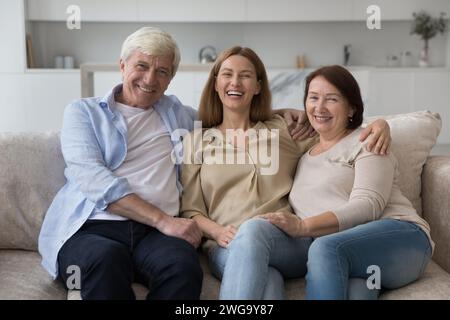 Liebe reife Eltern und Erwachsene Tochter Frau, die nahe sitzt Stockfoto
