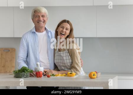 Porträt einer fröhlichen, hübschen, erwachsenen Tochter und glücklichen älteren Vater Stockfoto