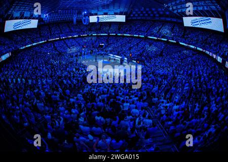 Chapel Hill, NC, USA. Februar 2024. North Carolina Tar Heels Fans „Jump Around“ vor dem ACC Basketball Matchup gegen die Duke Blue Devils im Dean Smith Center in Chapel Hill, NC. (Scott Kinser/CSM). Quelle: csm/Alamy Live News Stockfoto