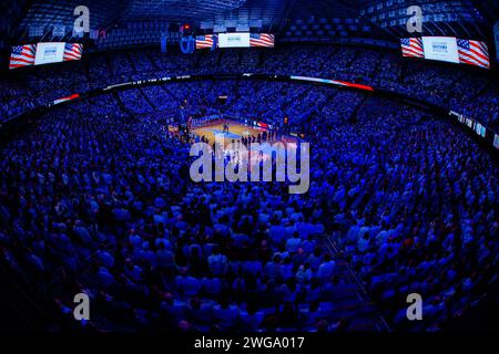 Chapel Hill, NC, USA. Februar 2024. Insgesamt wurde die Nationalhymne vor dem ACC Basketball Matchup zwischen den North Carolina Tar Heels und den Duke Blue Devils im Dean Smith Center in Chapel Hill, NC, gespielt. (Scott Kinser/CSM). Quelle: csm/Alamy Live News Stockfoto