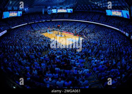 Chapel Hill, NC, USA. Februar 2024. North Carolina Tar Heels und Duke Blue Devils tipoffen für das ACC Basketball Matchup im Dean Smith Center in Chapel Hill, NC. (Scott Kinser/CSM) (Bild: © Scott Kinser/Cal Sport Media). Quelle: csm/Alamy Live News Stockfoto